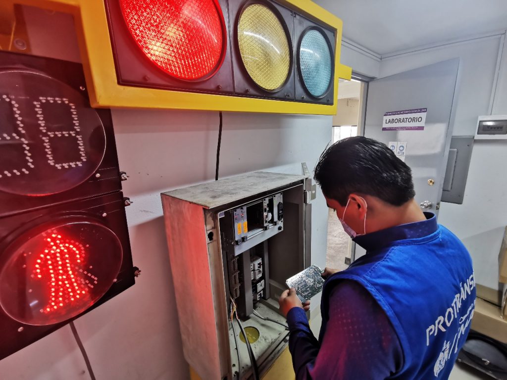 Durante octubre la MML realizó 260 reparaciones semafóricas