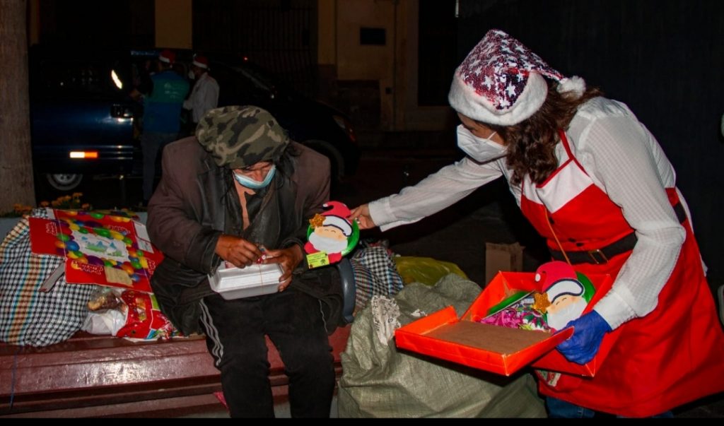 VOLVER A CASA: MUNICIPALIDAD DE LIMA ENTREGA CENAS NAVIDEÑAS A CIUDADANOS QUE VIVEN EN LA CALLE