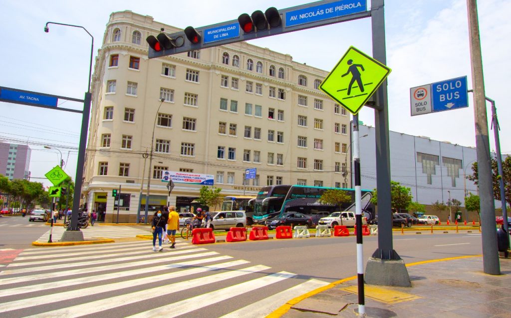 MML efectúa el mantenimiento de las señales de tránsito en varios distritos de la ciudad