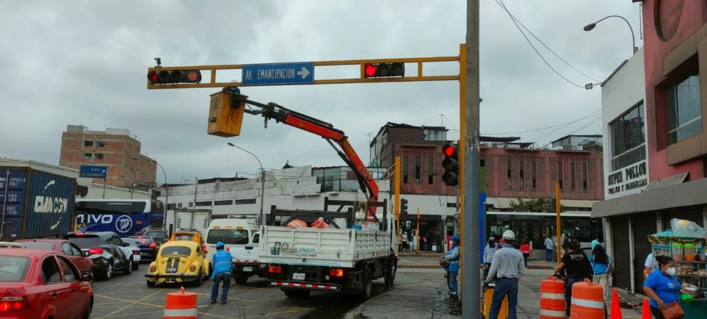 Municipalidad de Lima inicia instalación de 20 modernos semáforos en la Plaza Castilla