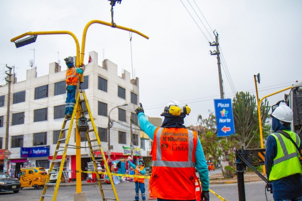 MML realiza el mantenimiento de semáforos en 20 distritos de Lima Metropolitana