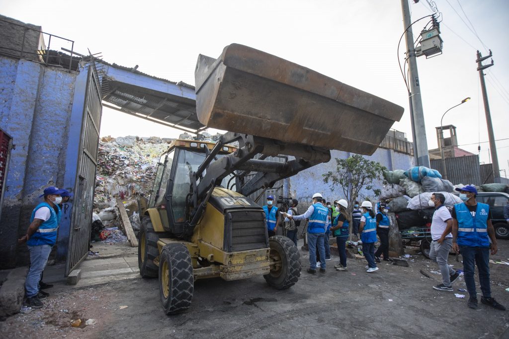Cercado: MML interviene local que almacenaba toneladas de chatarra y material reciclado de manera informal