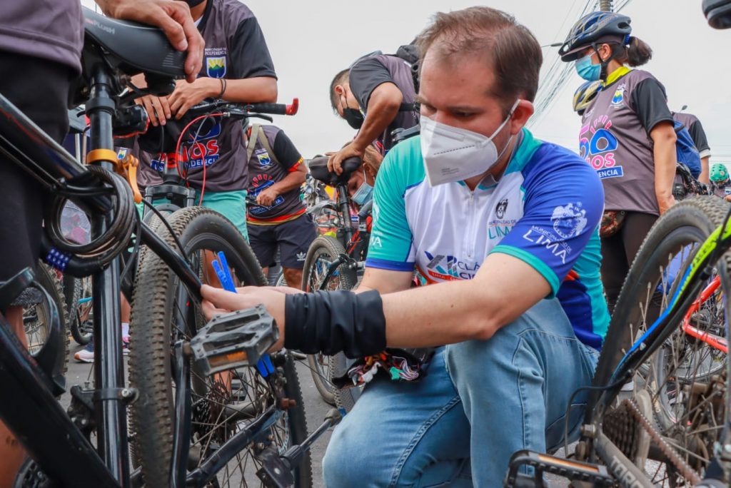 Ciclista Responsable: MML colocó cintas reflectantes gratuitas en bicicletas en Lima norte 