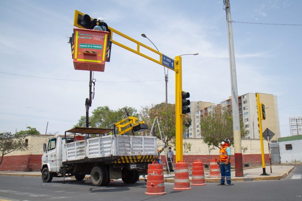 MML realiza reparaciones y mantenimiento de semáforos en 25 distritos de Lima Metropolitana