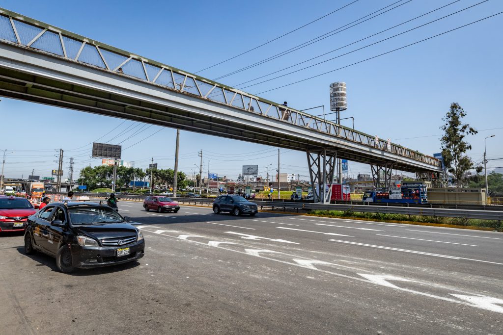 MML realiza trabajos de mantenimiento en puente peatonal ubicado cerca del Jockey Plaza