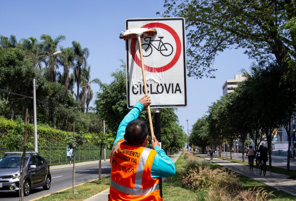 Seguridad Vial: MML efectúa el mantenimiento de más de 600 señales de tránsito en varios distritos