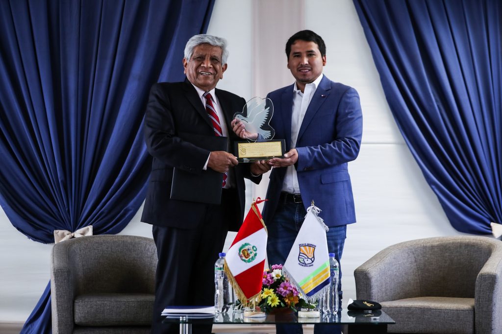 Alcalde de Lima recibe condecoración de Villa El Salvador por su apoyo en el diseño urbanístico del distrito