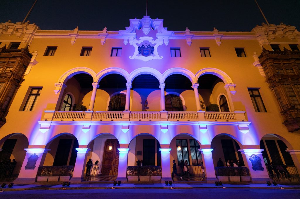 Frontis del Palacio Municipal se iluminó de azul en señal de solidaridad con víctimas de trata de personas