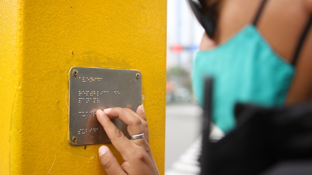 Municipalidad de Lima instaló 181 placas braille y repetidores acústicos en intersecciones viales de 14 distritos de la ciudad