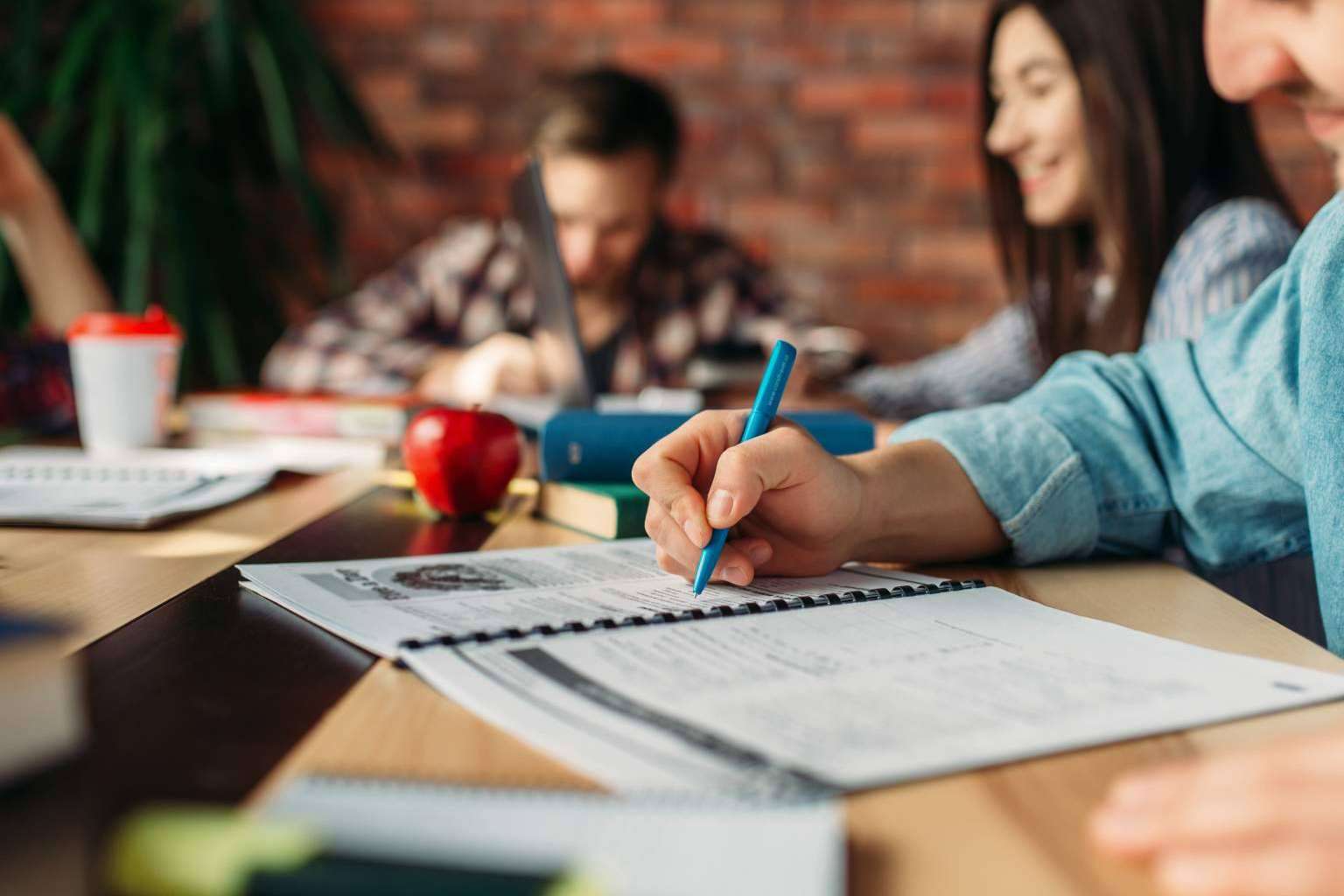 Servicios de consultoría de educación y empleo para asesorar y reorientar a los alumnos de la mano del Instituto de Estudios y Empleo