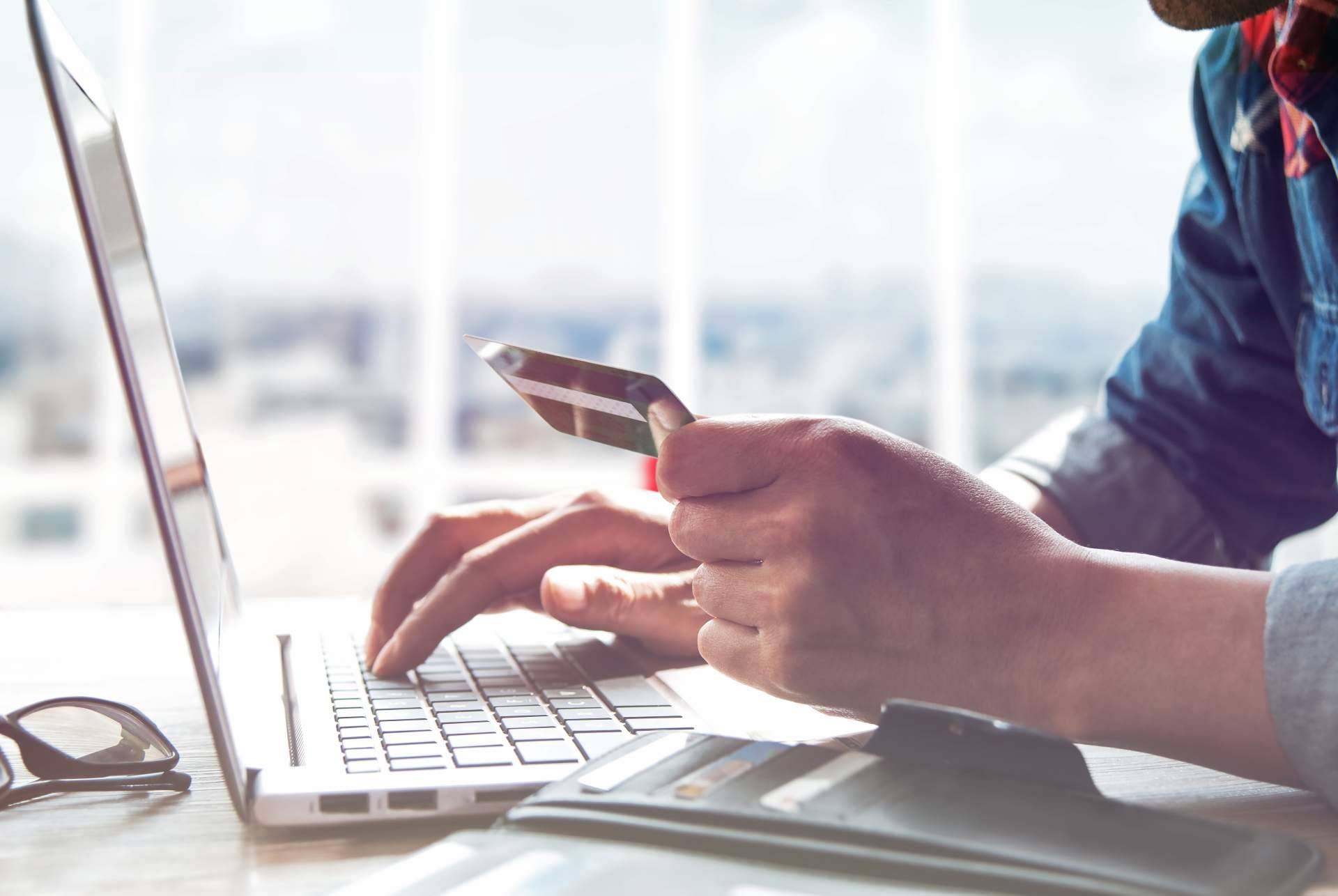 Simplificar los pagos online en web para impulsar el comercio digital de una empresa, con Croem Inc.
