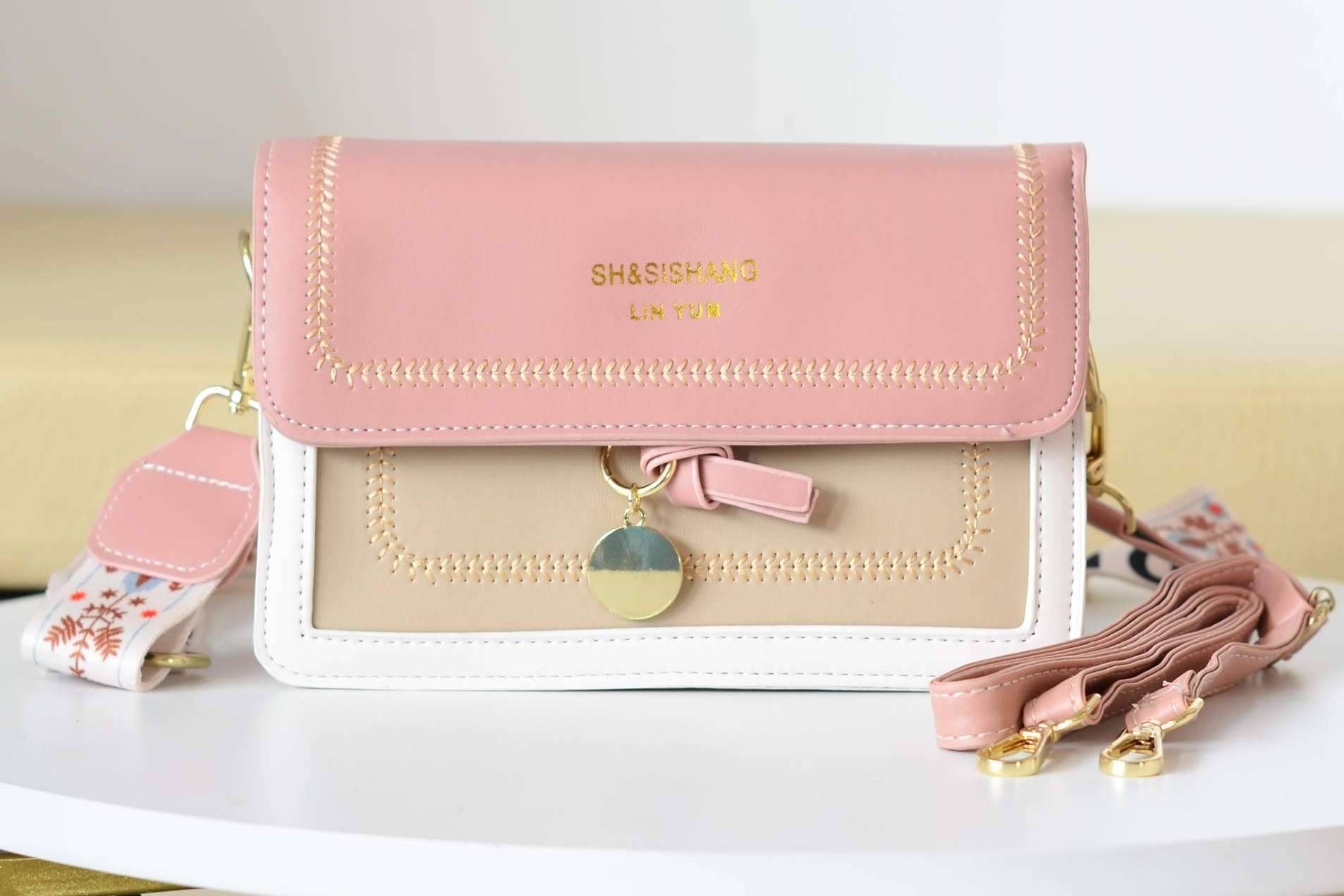 La tienda online colombiana Zavatty ofrece un amplio catálogo de bolsos para mujer de temporada