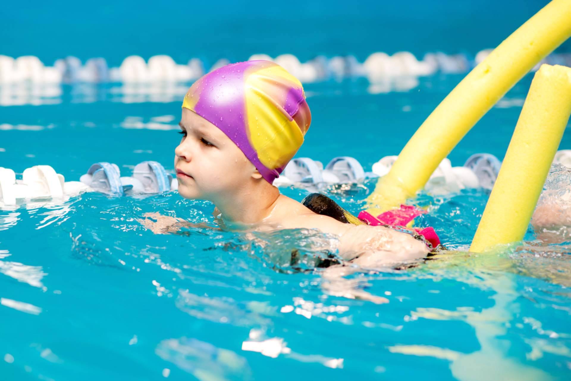 Prendas para niños y accesorios para disfrutar de piscinas y otros espacios al aire libre, con Lima Fashion Kids